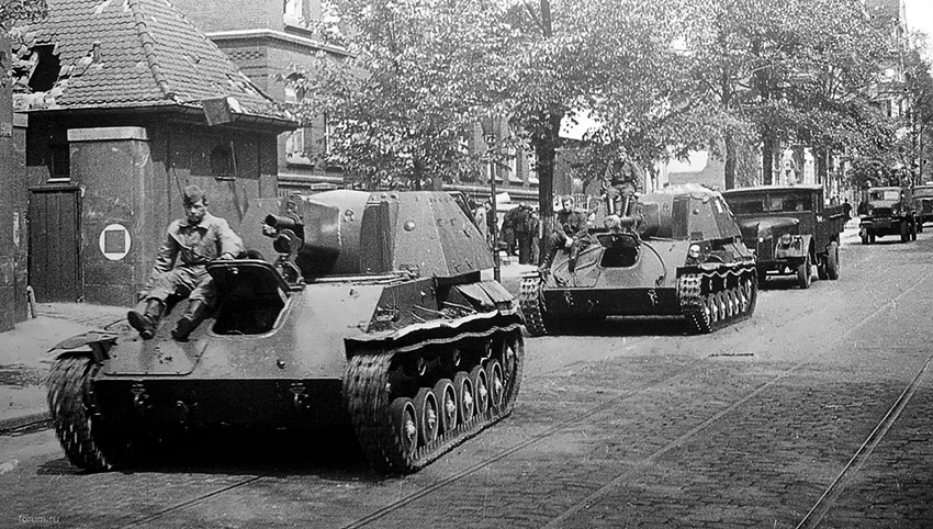 Первая СУ-76м с обломком пушки на улицах города.