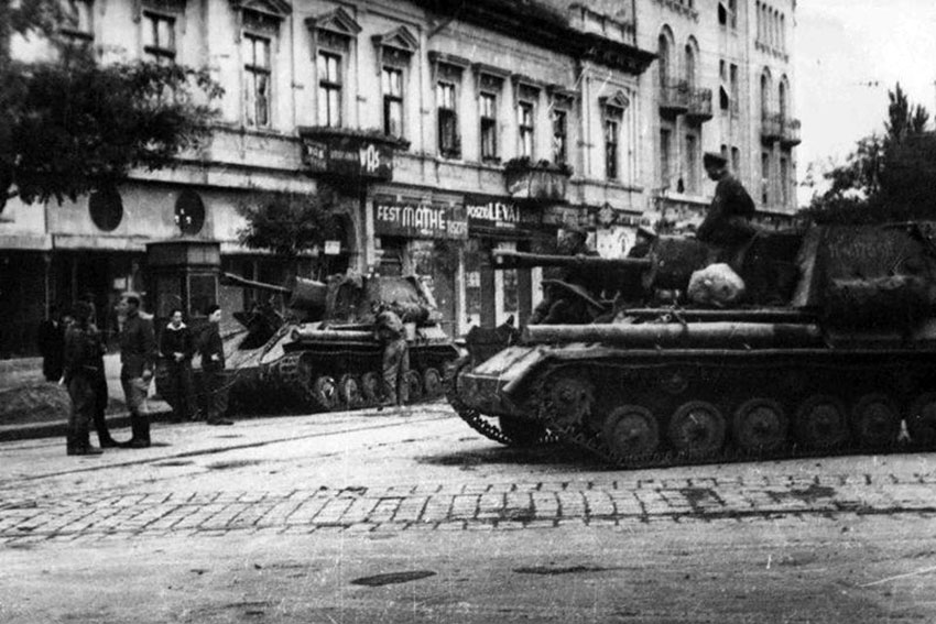 СУ-76м на улицах Венгерского города Сегед октябрь 1944 год.