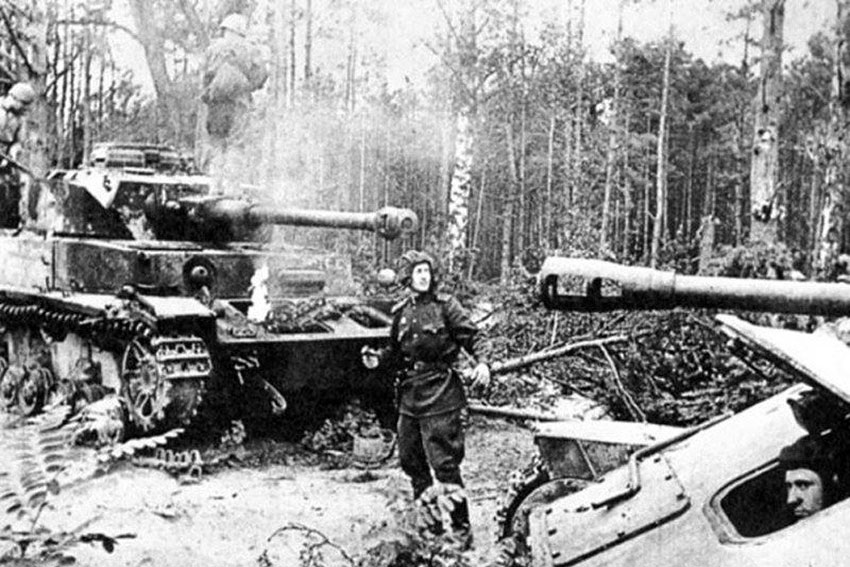 Перед подбитым немецким танком PZ-4.