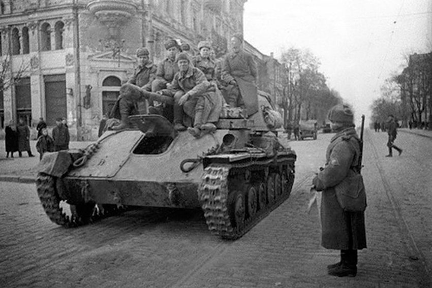 На улицах Одессы апрель 1944 год.