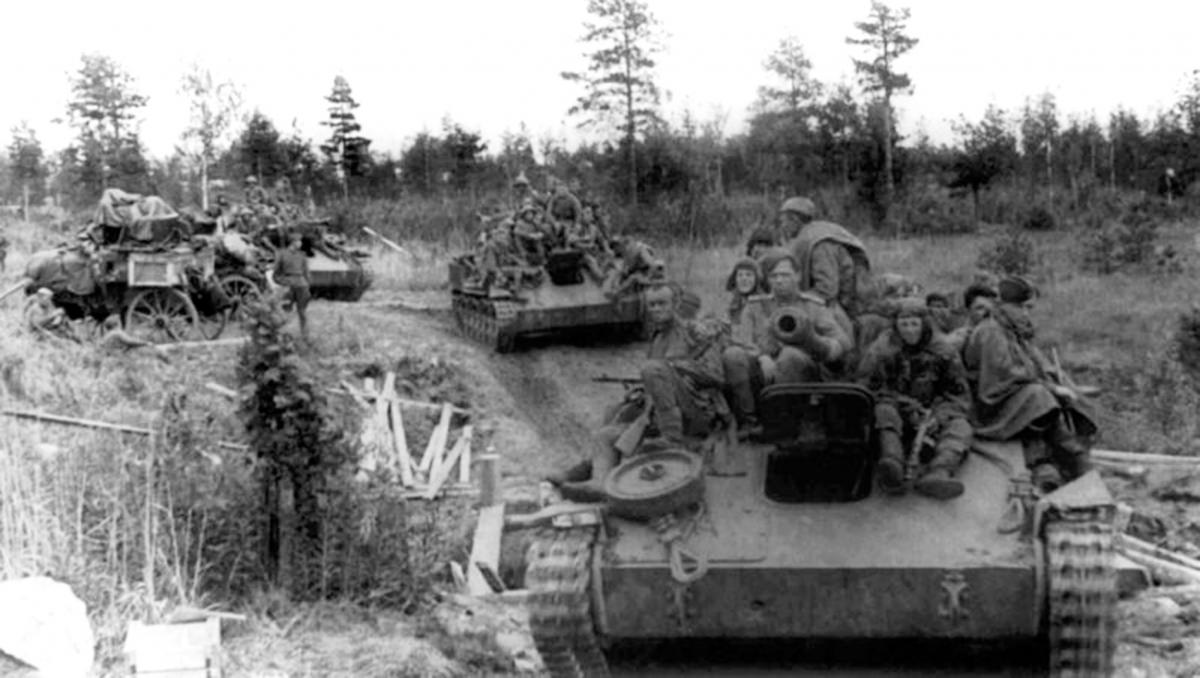 СУ-76м перевозит пехоту на новые позиции.