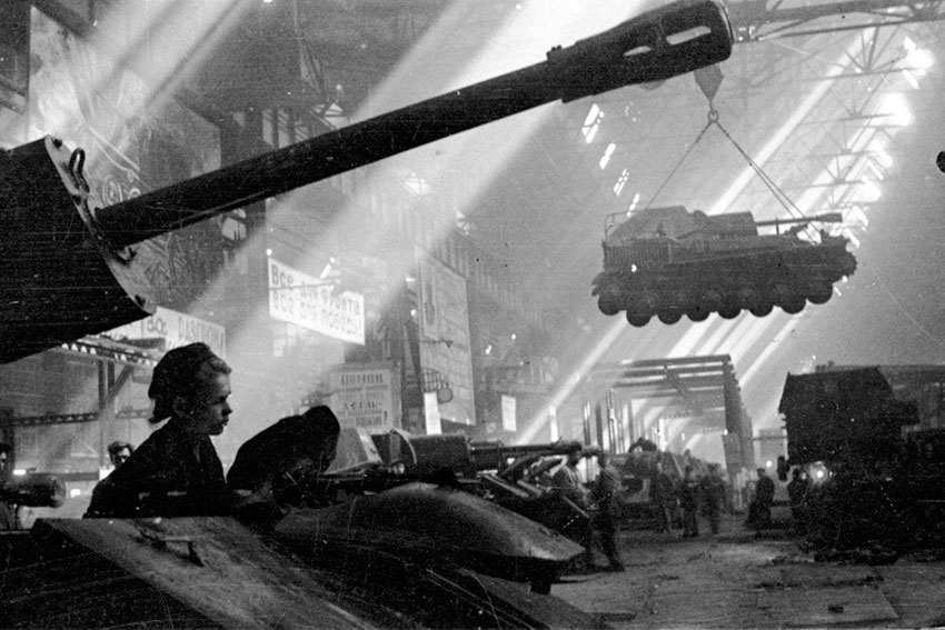 Подросток сварщик Алексей Ель в цехе по сборке СУ-76м. Горьковский...