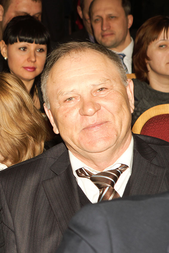 Александру Шувалову 76 лет; он имеет высшее образование...