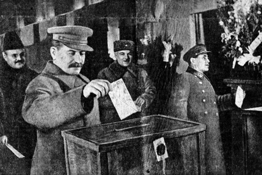 К 1930 г. Сталин полностью взял власть в свои руки. Были расстреляны...