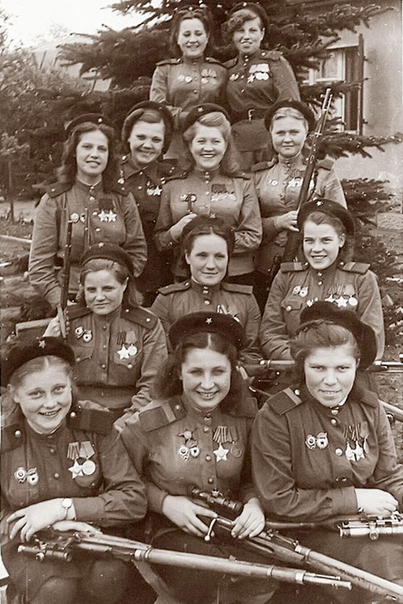 Наши красавицы-снайперы. 775 убитых фрицев на всех, 1945 год....