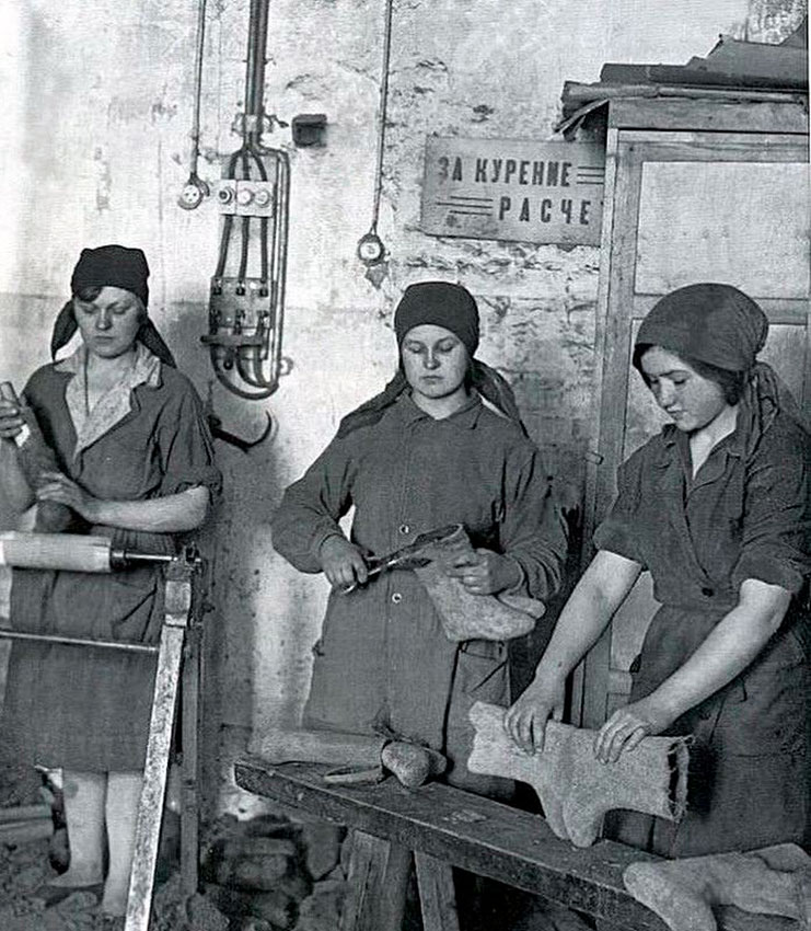 Женщины дeлают вaлеʜки. Ленингрaд, началo 1930-х годов.