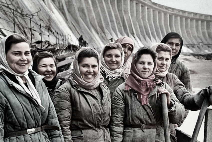 Комсомолки на стройке ГЭС. Украинская ССР, 1930-е года.