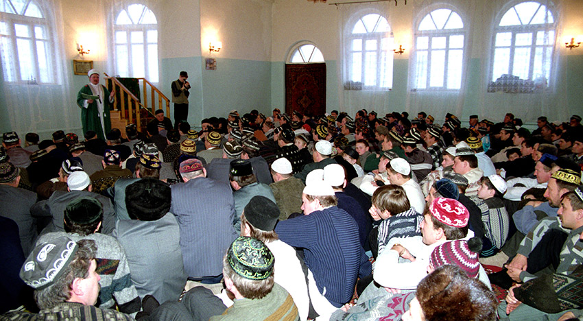 На молитве в мечети. 2001 году Фото Ю. Репина.