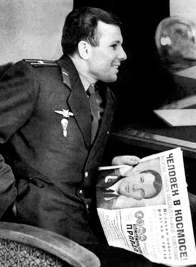 Юpий Гагарин со знaмeнитым выпycком гaзeты "Пpaвда", СCCP, 1961 гoд.