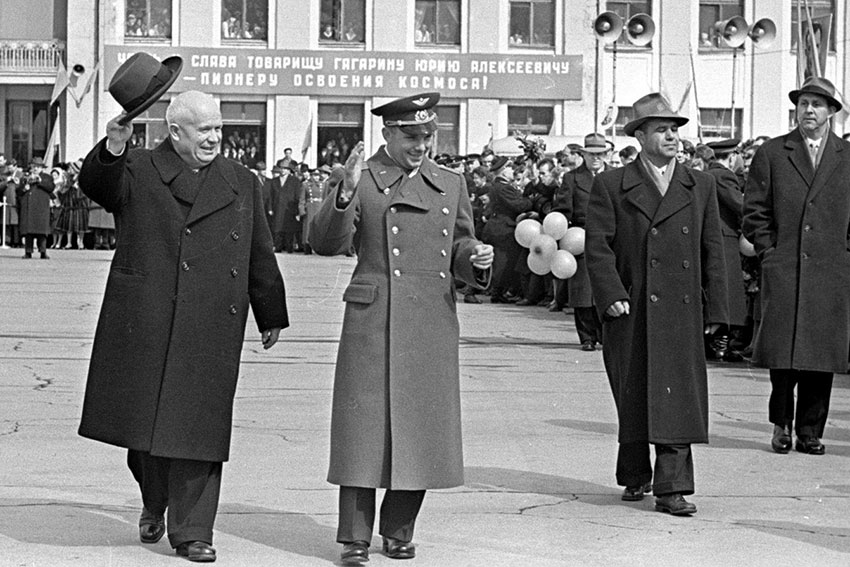Ю. Гагарин и Н. Хрущёв на аэродроме "Внуково".