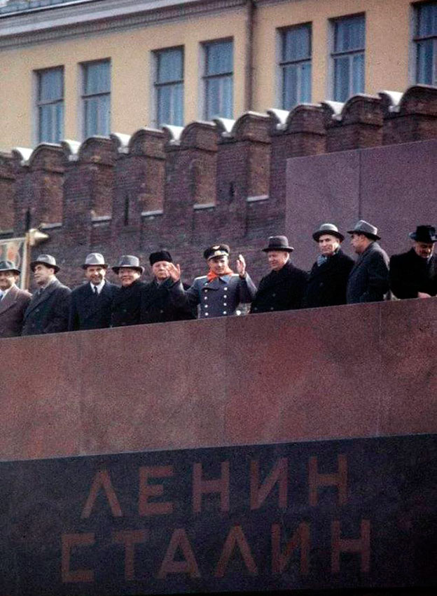 На трибуне мавзолея Ленина - Сталина справа от Гагарина...