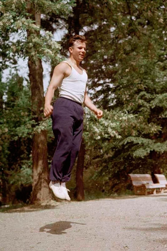 Гагарин на утренней разминке в Сочи, 1961 год. Гагарин на утренней разминке в Сочи, 1961 год.