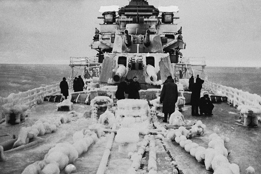 Британского тяжелого крейсера «Бервик» (HMS Berwick, 65) в Арктике...