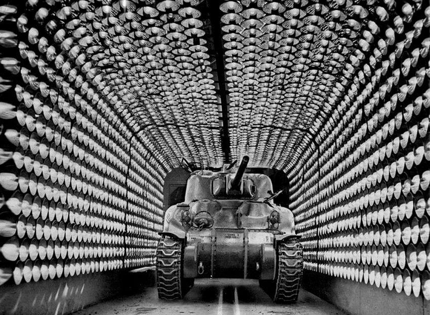 Свежеокрашенный американский танк M4-Sherman проходит через...