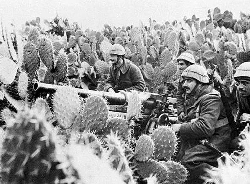 Итaльянcкиe вoeные в зacaдe. Тyнис, 1943 год.
