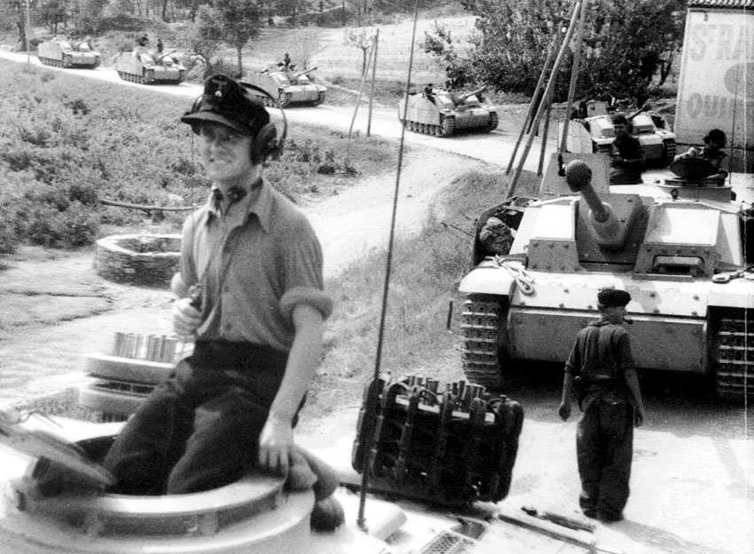 Колона штурмовых орудиями в Италии StuG-III, 1943 год.