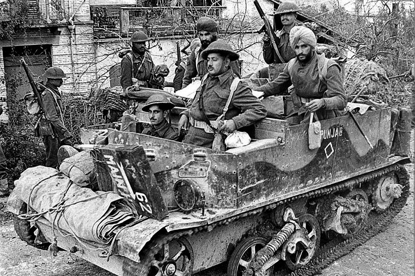 Солдаты из 19-й индийской пехотной дивизии на Universal-carrier в...