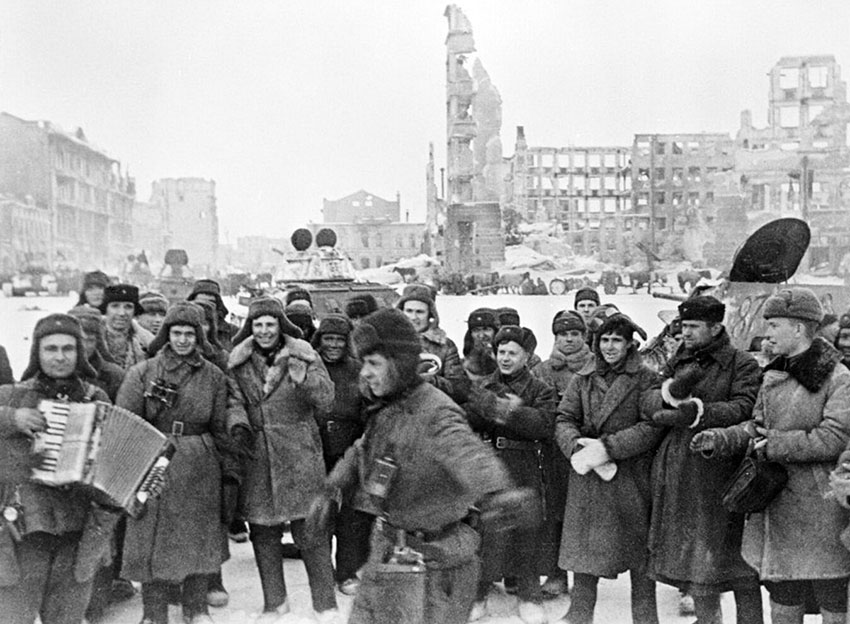 Красноармейцы празднуют победу в Сталинграде, 1943 год.