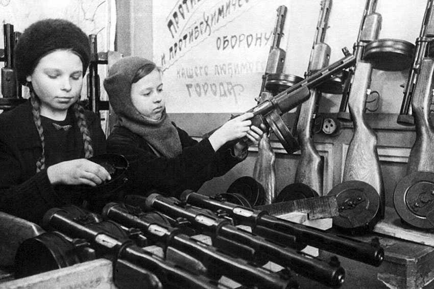 Девочки сборщицы автоматов ППД в блокадном Ленинграде,...