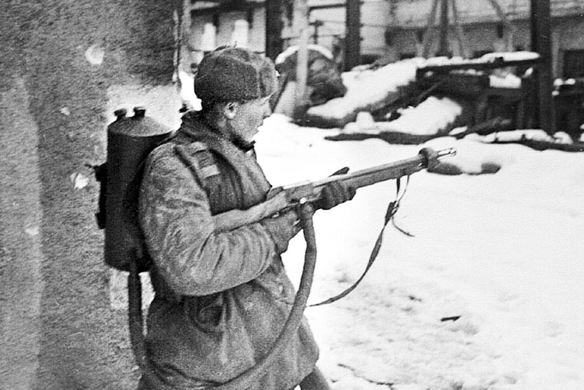 На улицах Сталинград. Зима 1943 года.