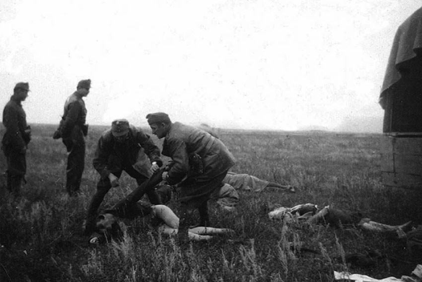 Мародеры из Венгрии снимают одежду с расстрелянных советских...