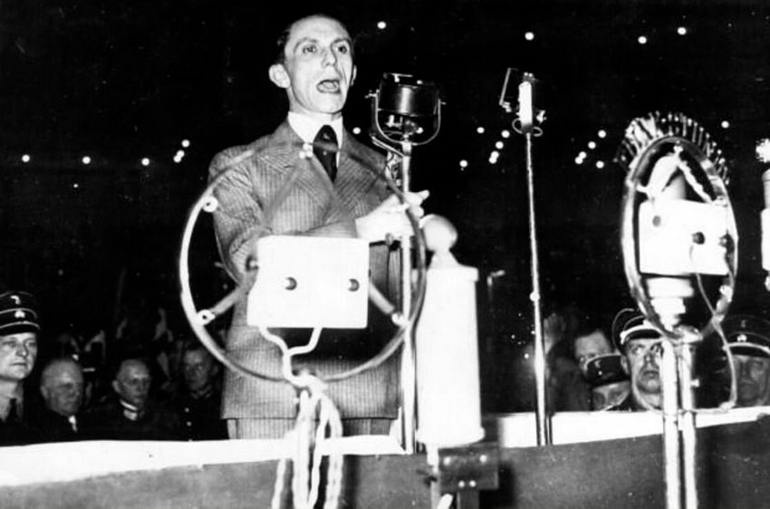 У микрофона доктор Йозеф Геббельс. Берлин, Германия, 1943...