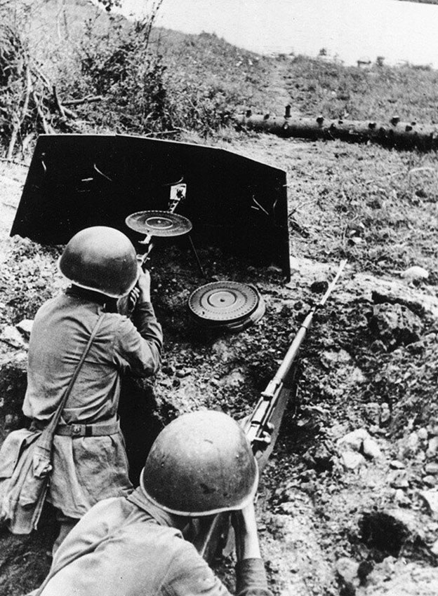 Пулемётный расчёт, 1943 год.