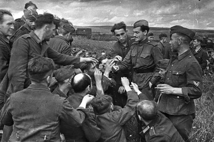 Советский офицер делится сигаретами с немецкими военнопленными...