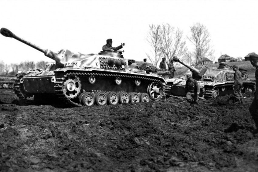 Экипаж ACS StuG-III Ausf.-G готовится к буксировке ACS, увязшей на...