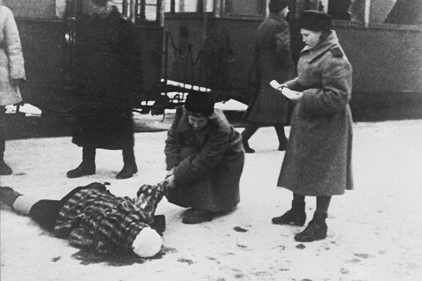 После обстрела. Ленинград, декабрь 1943 год.