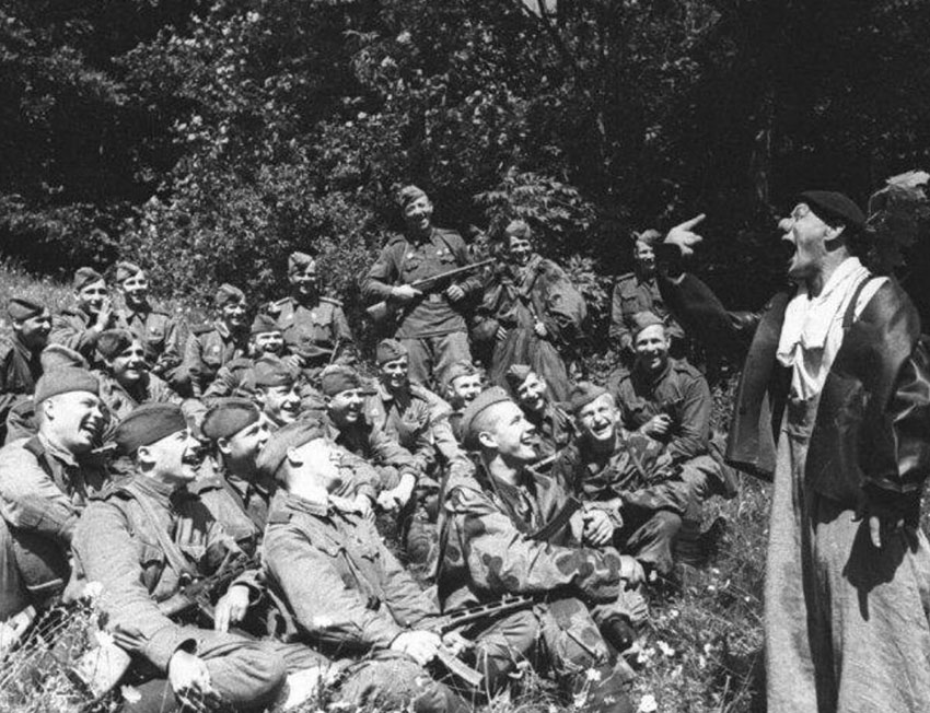 Редкие минуты отдыха на войне, 1943 год.