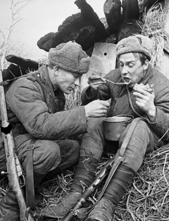 Обед на передовой, 1943 год.