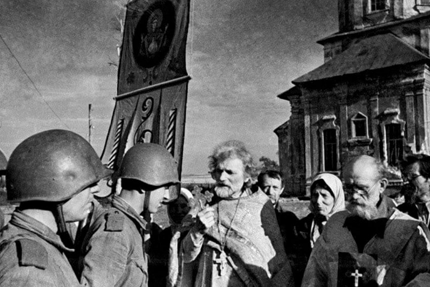 Священник благословляет красноармейцев, 1943 год.