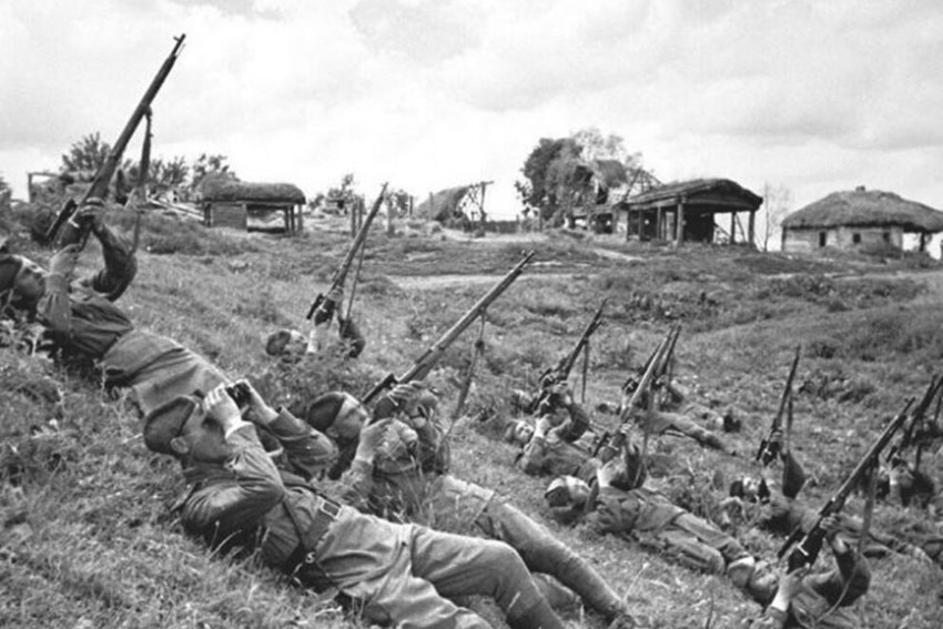 Снайперы против немецких самолётов, 1943 год.