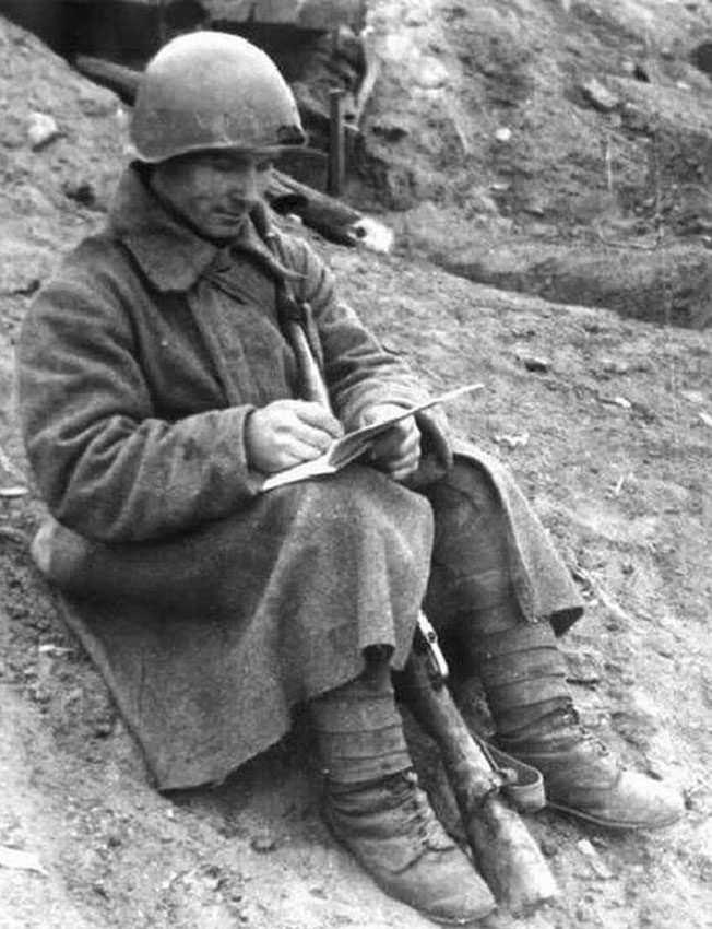 В минуты отдыха красноармейцев пишет письмо, 1943 год.