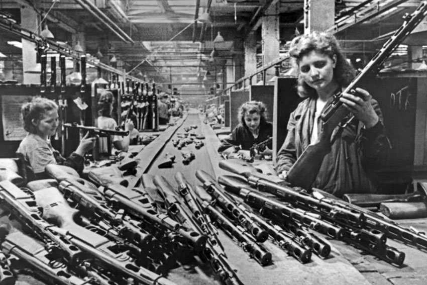 Конвейерная сборка ППШ на заводе в Москве, 1943 год.