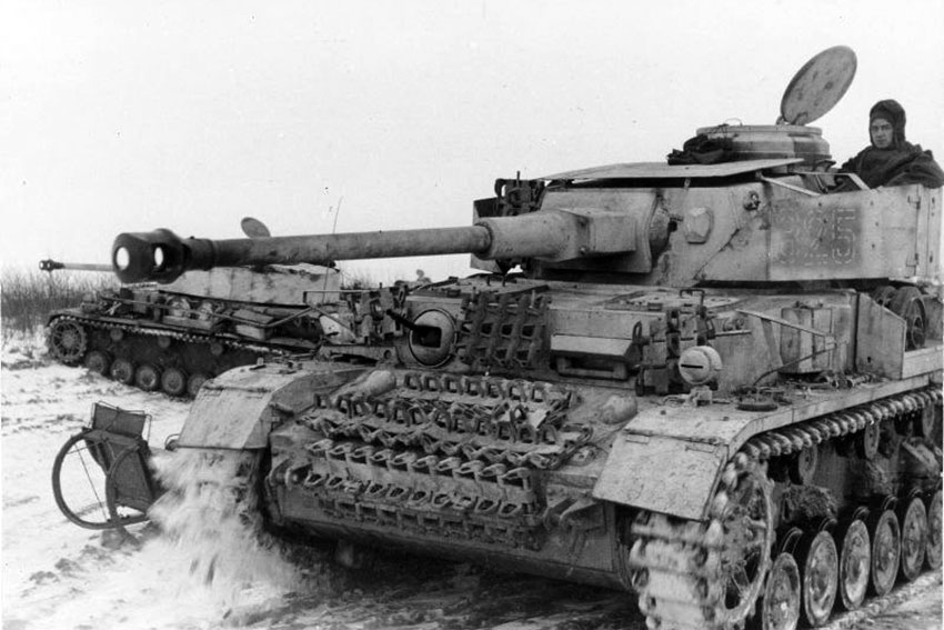Немецкие танки Pz.Kpfw. IV из 20-й танковой дивизии вермахта под...