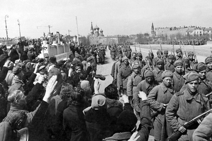 Москва новобранцев провожают на фронт 1943 год.