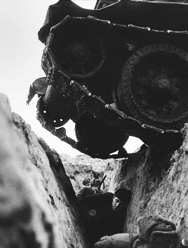 T–34 пересекает траншею, 1943 год.