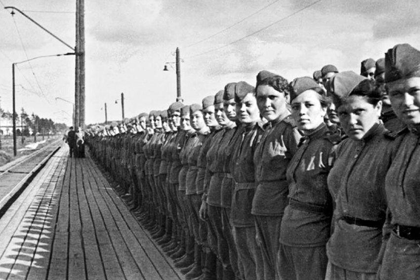 Советские женщины-снайперы перед отправкой на фронт, 1943...