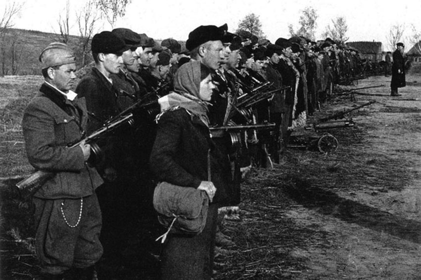 Построение партизанского отряда, 1943 год.