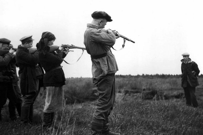  Советские партизаны расстреливают предателя, 1943 год.