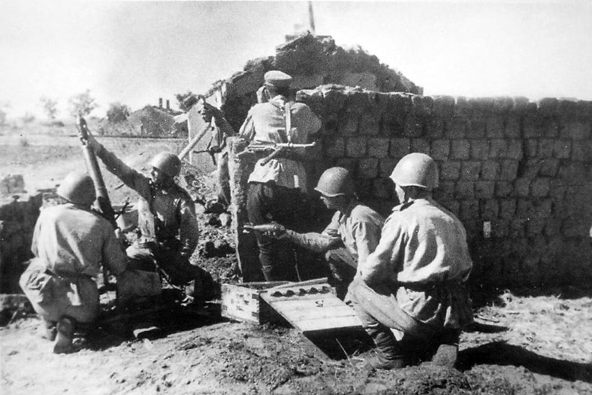 Миномётный расчёт на украинской земле, 1943 год.