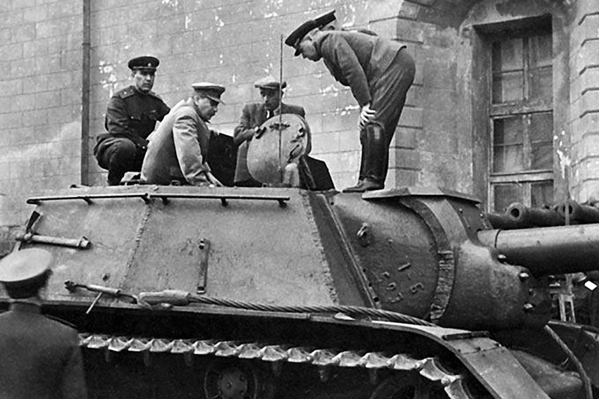 Сталин осматривает новую технику в Кремле. Сентябрь 1943...