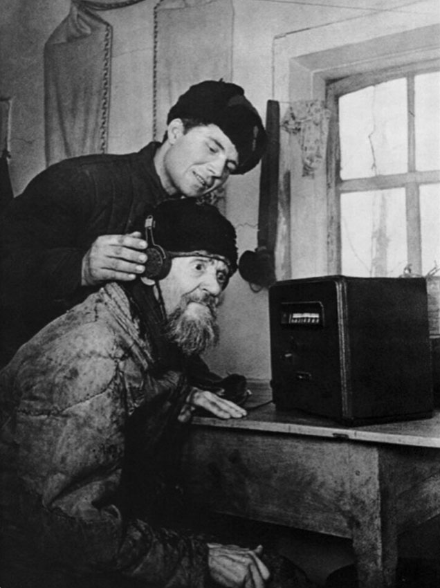 В крестьянской избе в первые слушает радио, 1943 год.