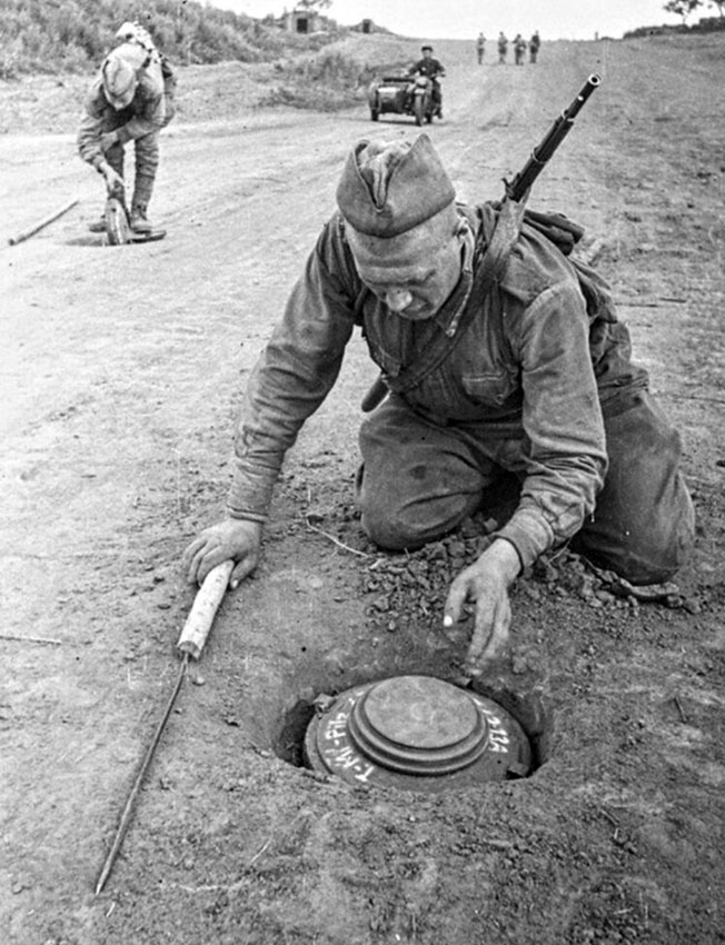 Разминирование дорог сапёрами, 1943 год.