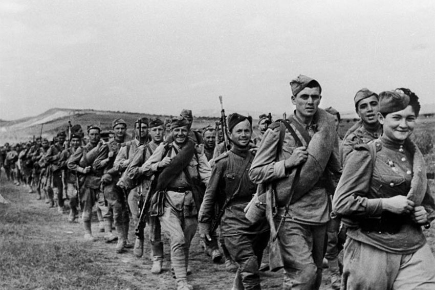 На марше, сентябрь 1943 год. Фотография Израиля Озерского.