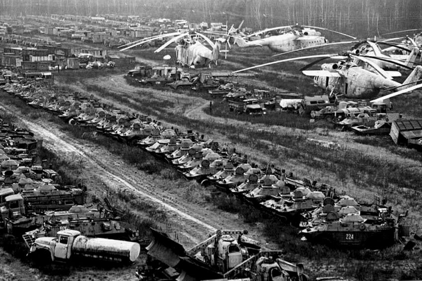 Кладбище радиоактивной техники в Чернобыле, 1986 год.