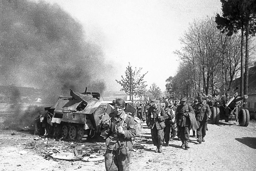 Отступающие немцы в пригороде Берлина. Фото весна 1945 год.