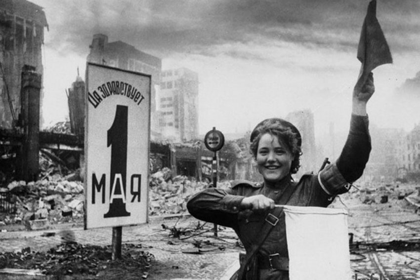 Регулировщица. Фото 1945 год.